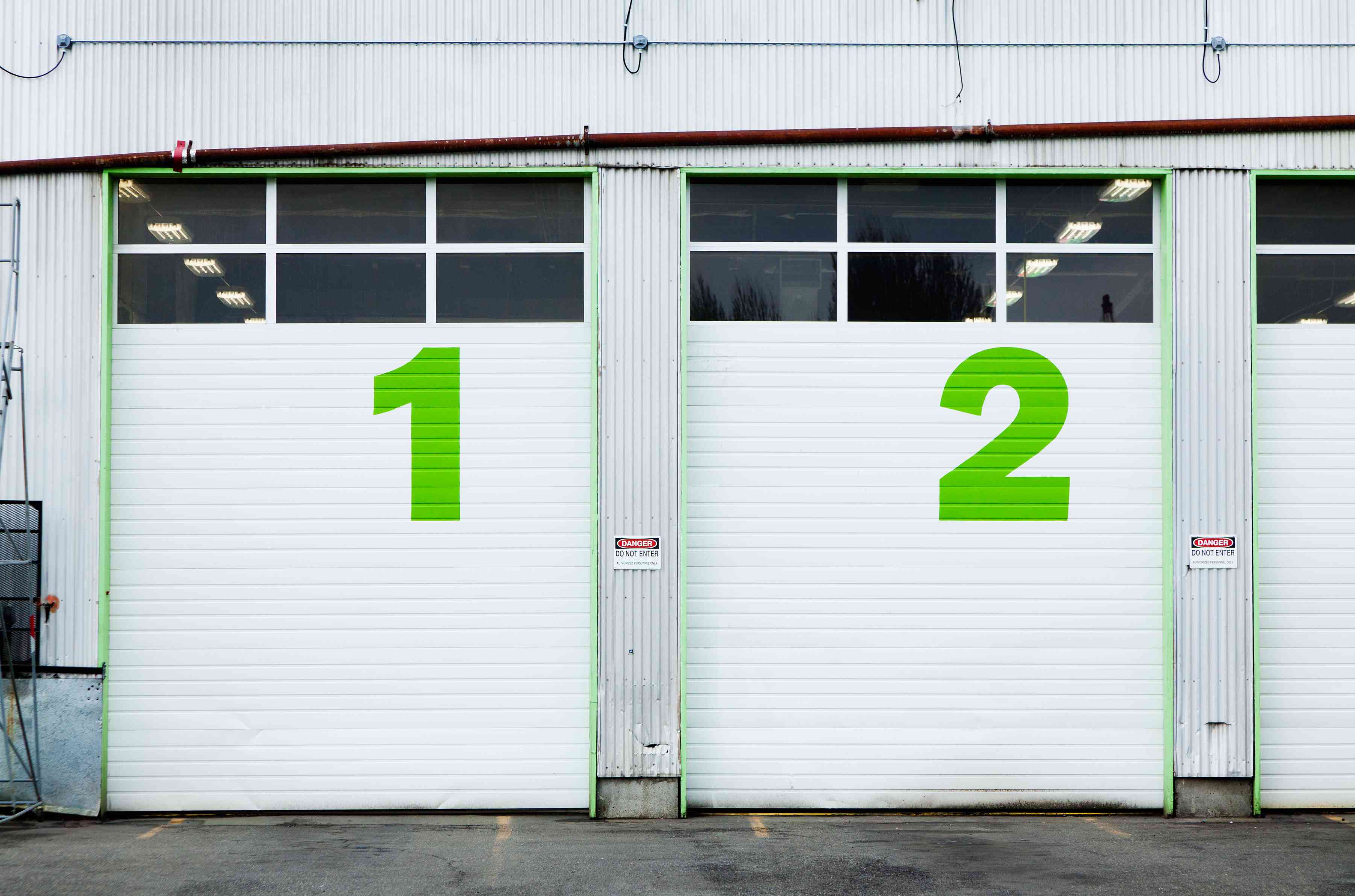 45634-numbers-on-repair-shop-bay-doors-BZ9LFNK Que comprend le processus d’installation d’une porte de garage?
