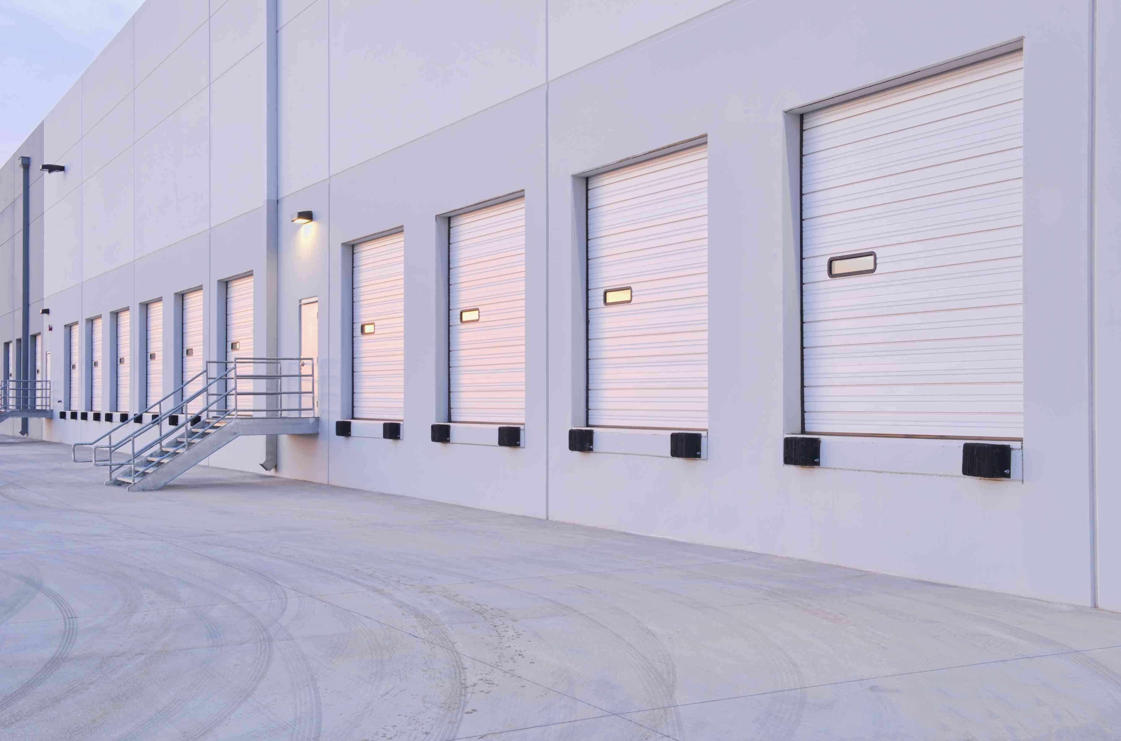 distribution-center-bay-doors-EKCRNLB Quels sont les aspects les plus importants de l’entretien d’une porte de garage