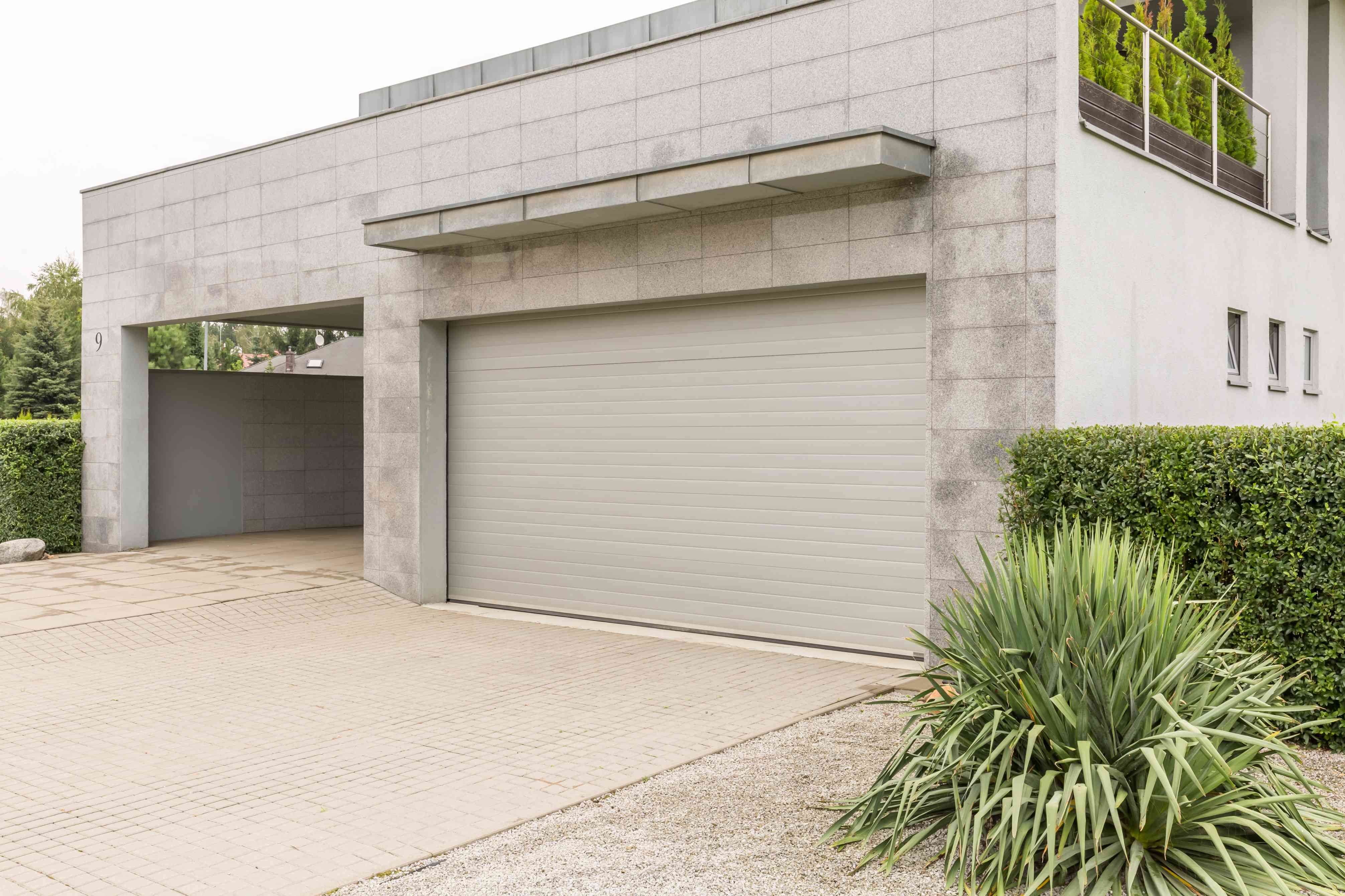 garage-in-big-house-PZYTQ4R Comment programmer un ouvre-porte de garage?