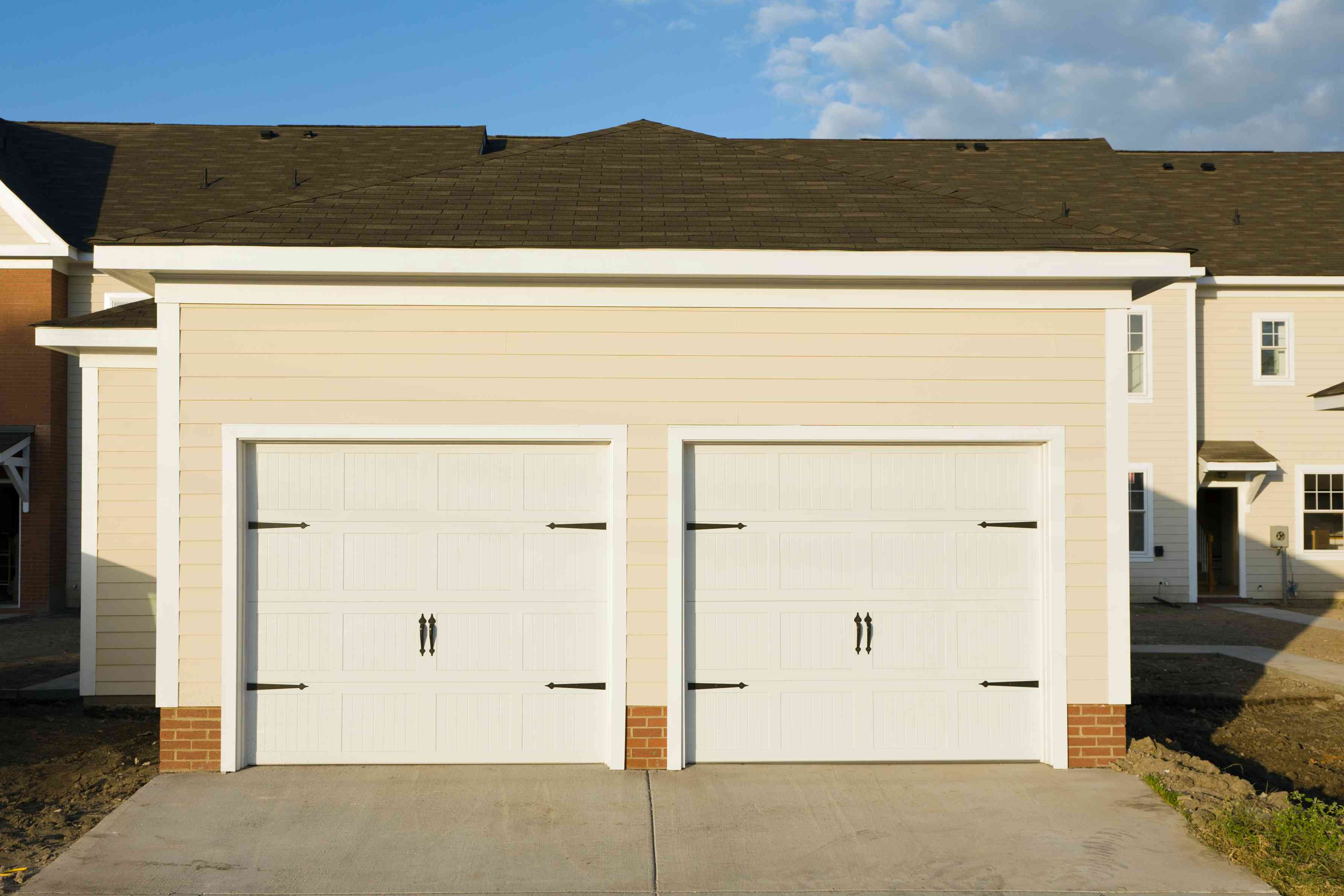townhouse-garages-ENWVBTR Réparation de porte de garage : Découvrez pourquoi vous devez huiler votre porte 