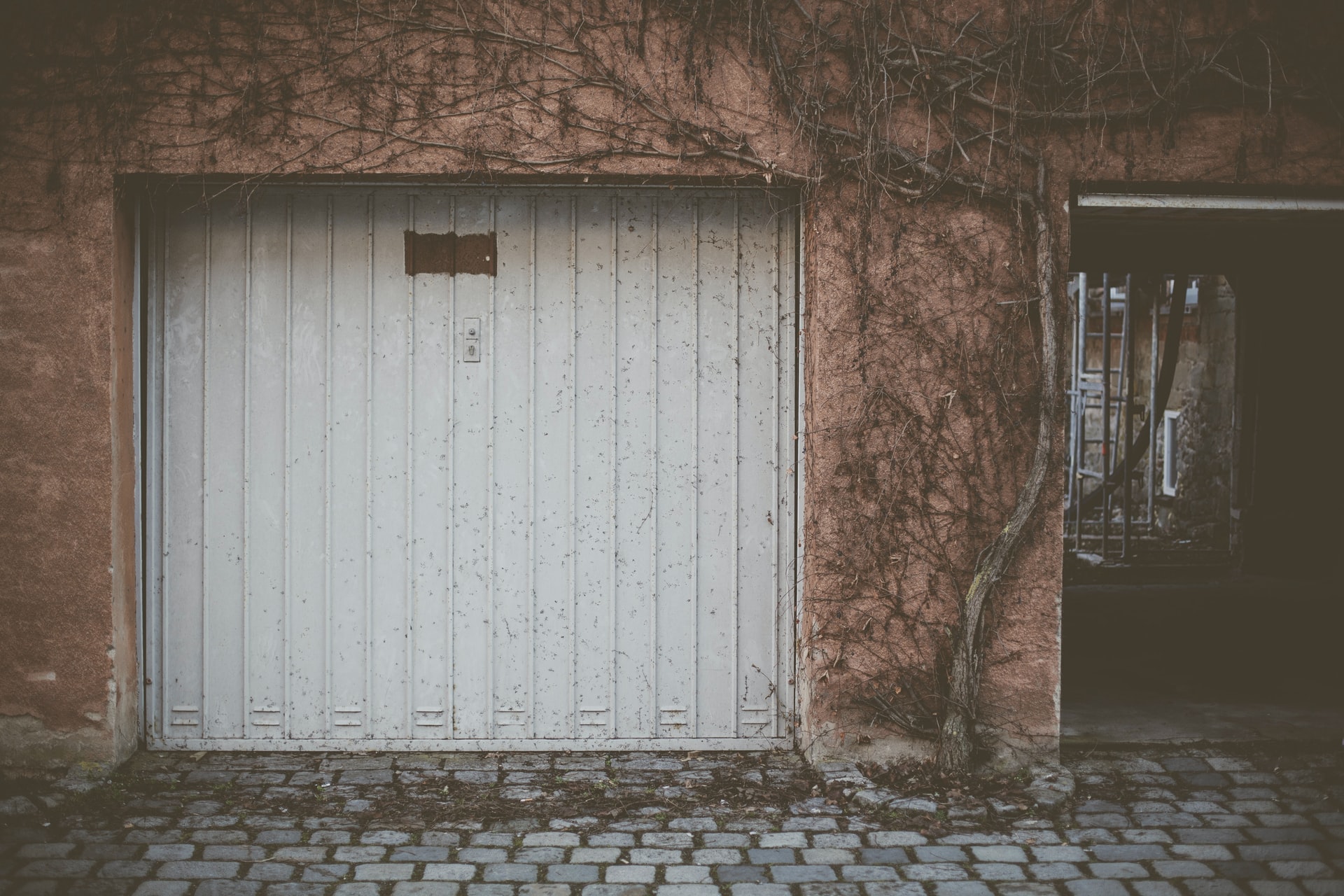 wolfgang-rottmann-ElCw9KwWyTw-unsplash Cinq raisons pour lesquelles votre porte de garage ne se ferme pas