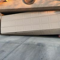 door-doctor-garage-door-repair-service_thumbnail Trois raisons importantes d’y penser deux fois avant de réparer vous-même votre porte de garage
