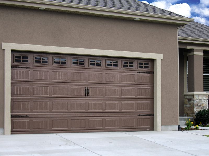 Explorez les types de portes de garage avant de contacter la compagnie